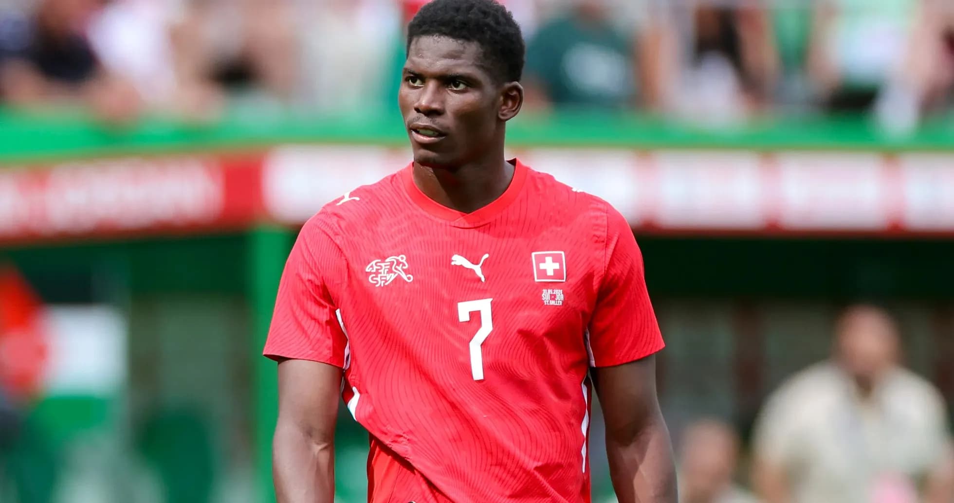 Jugador de Suiza con camiseta roja en el campo