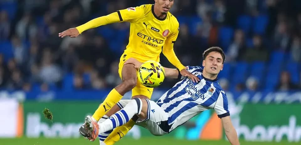 Jugador de Girona en acción contra Real Sociedad