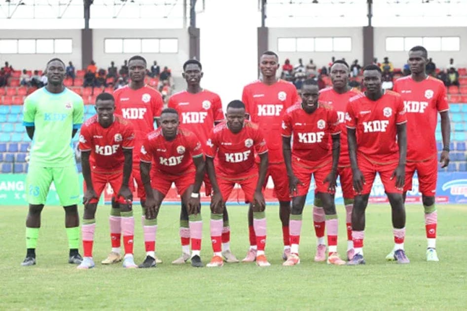 Equipo KDF posando en el campo de fútbol