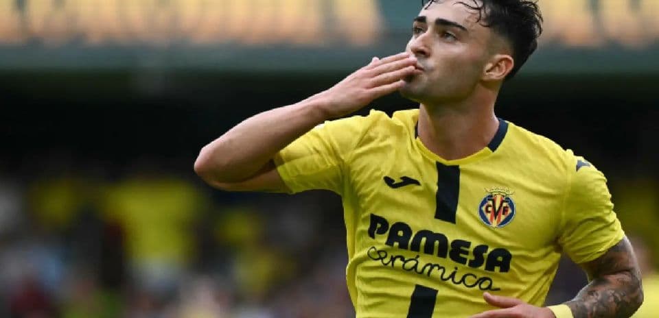 Jugador de Villarreal celebra un gol