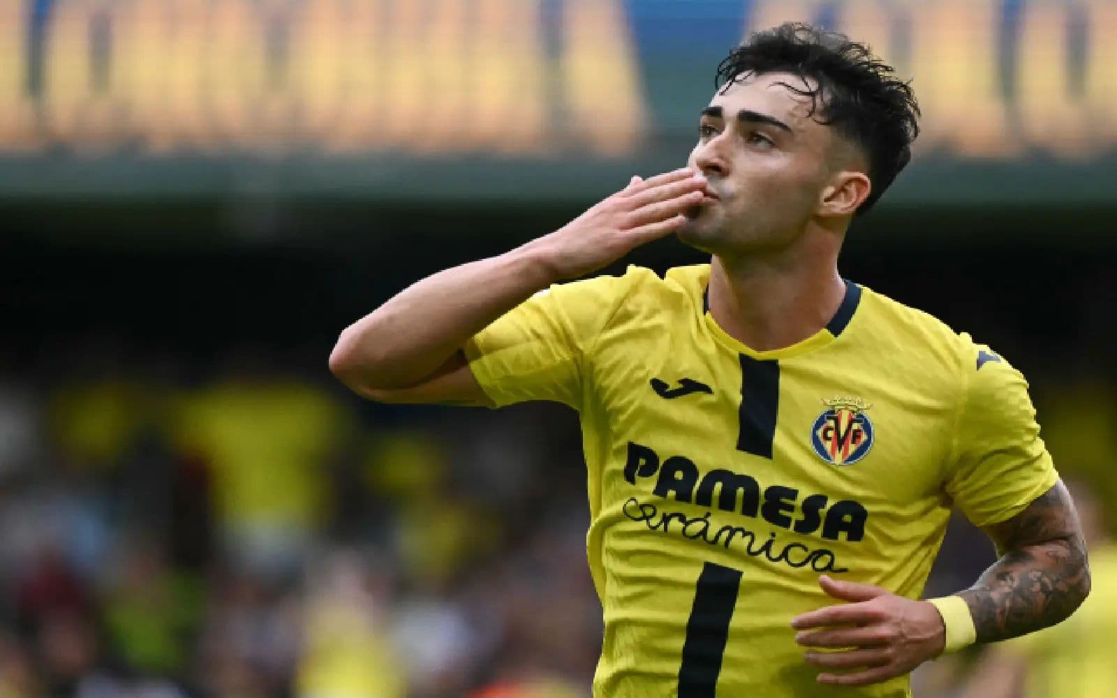 Jugador de Villarreal celebra un gol