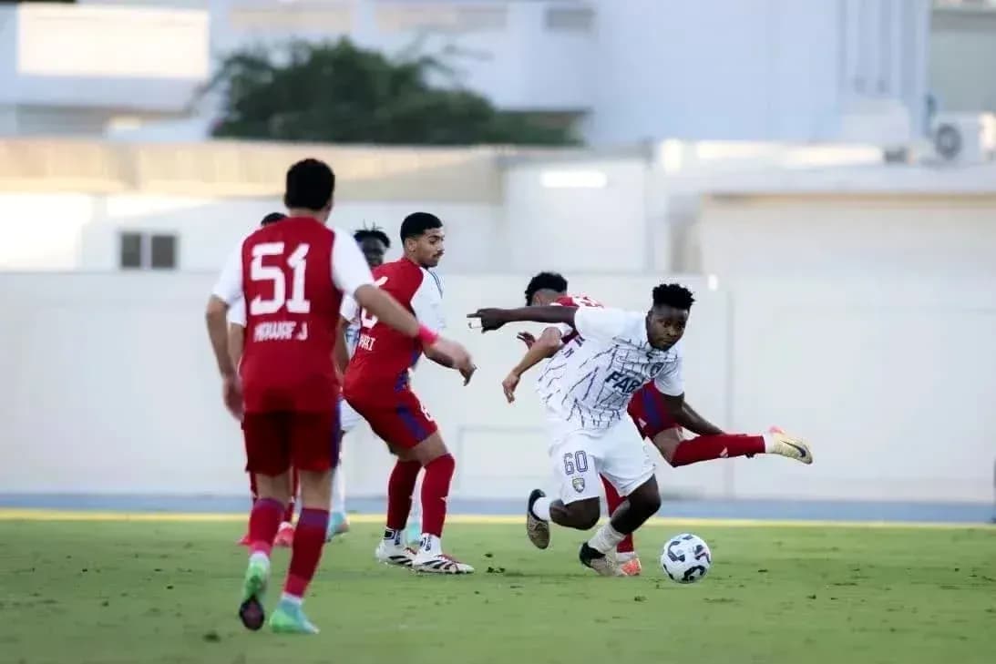 Jugadores de Dibba Al Fujairah U23 en acción