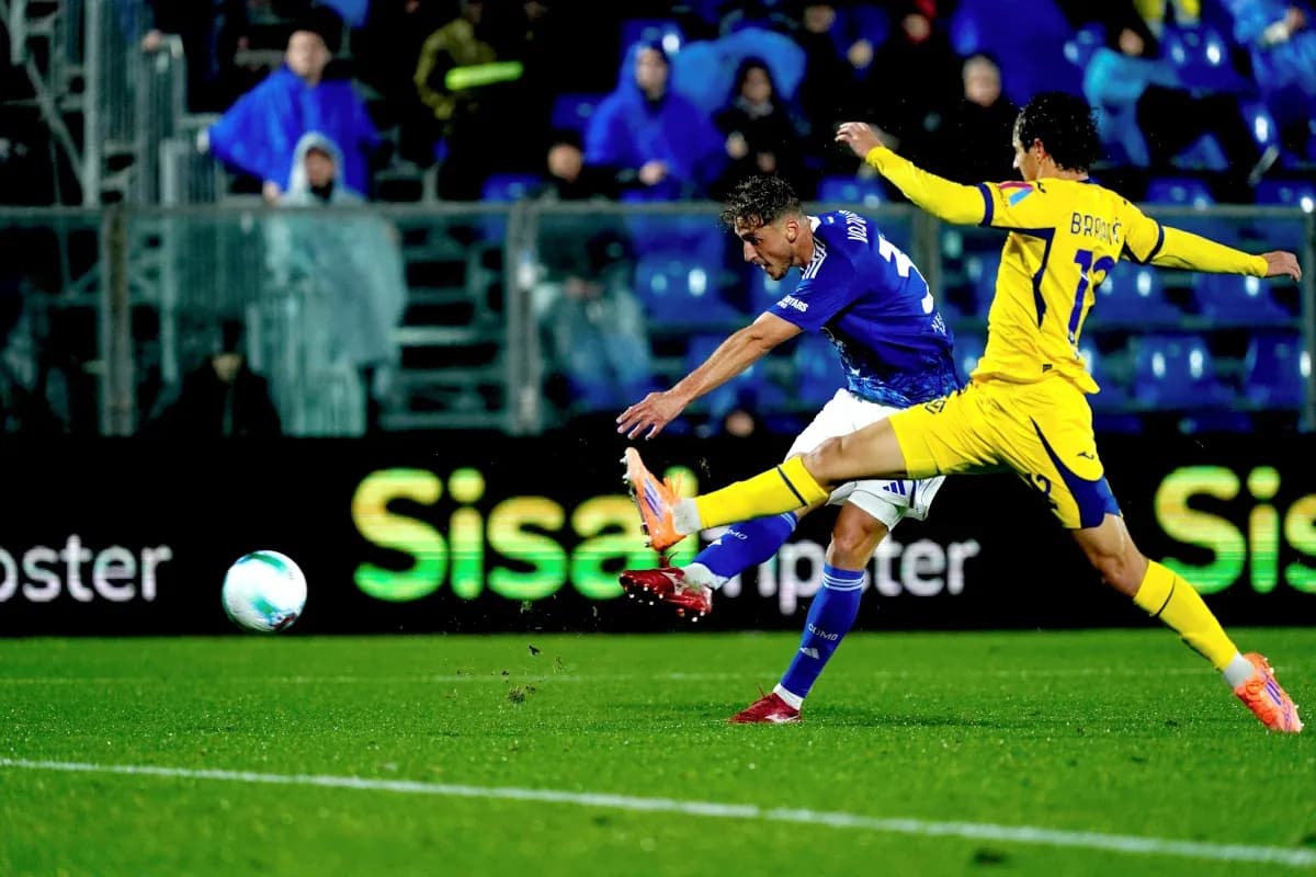 Jugador de Hellas Verona disparando a puerta