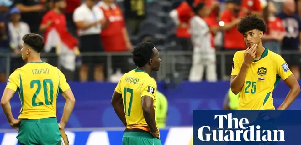 Jugadores australianos mirando hacia abajo en el campo