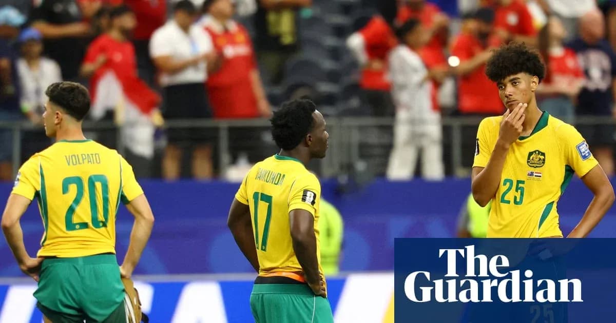 Jugadores australianos mirando hacia abajo en el campo