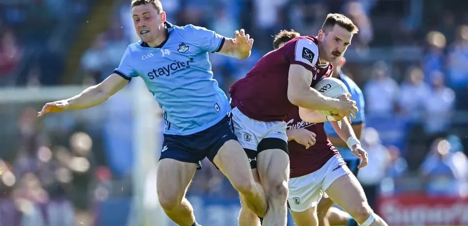 Jugador de Galway avanzando con el balón contra Dublín