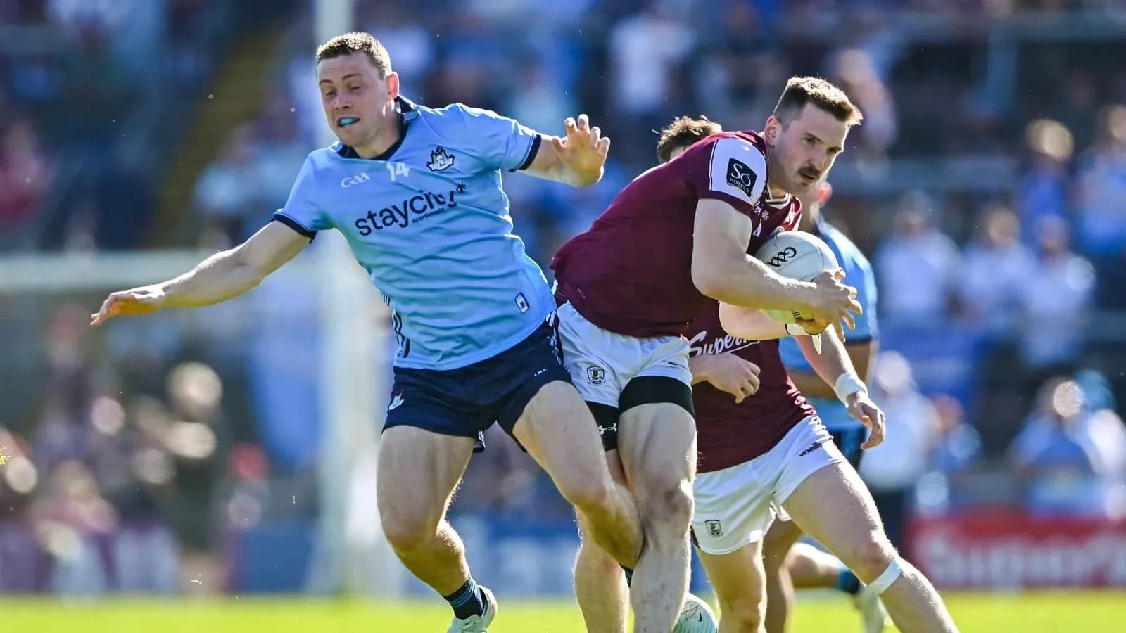Jugador de Galway avanzando con el balón contra Dublín