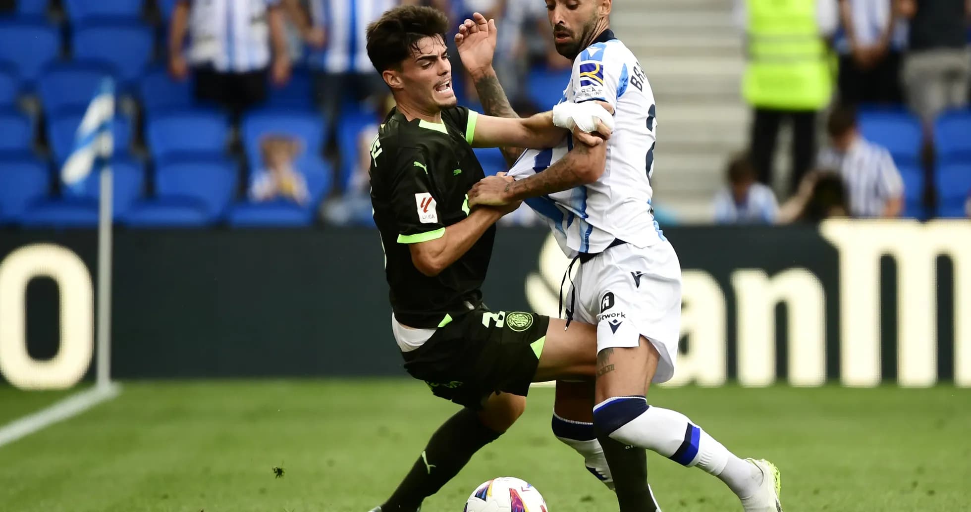 Dos jugadores en un enfrentamiento durante el partido