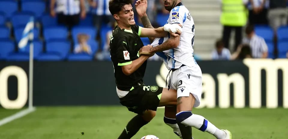 Dos jugadores en un enfrentamiento durante el partido