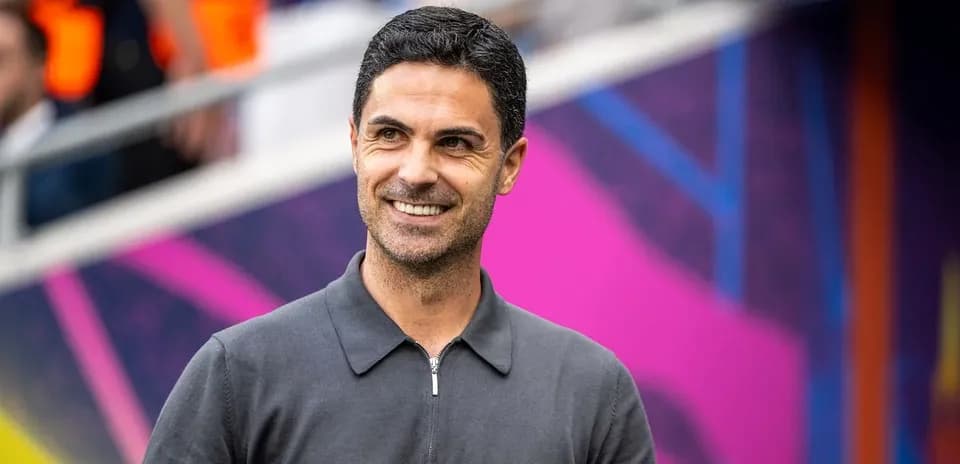 Entrenador sonriendo antes del partido en el estadio
