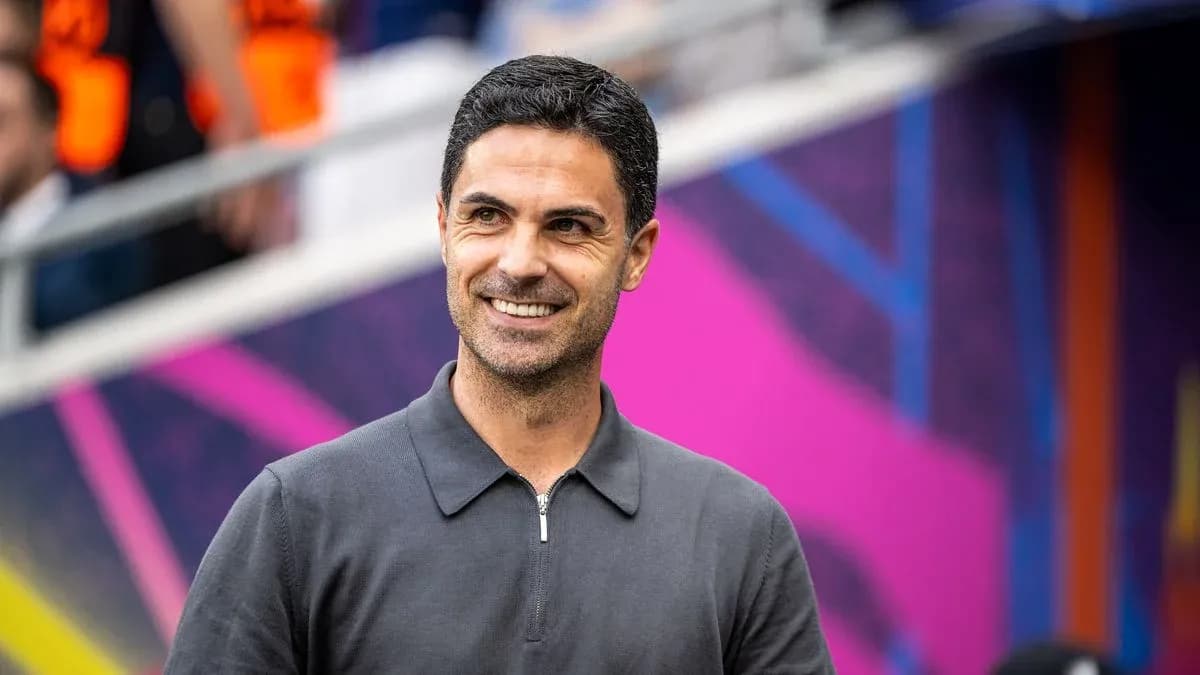 Entrenador sonriendo antes del partido en el estadio