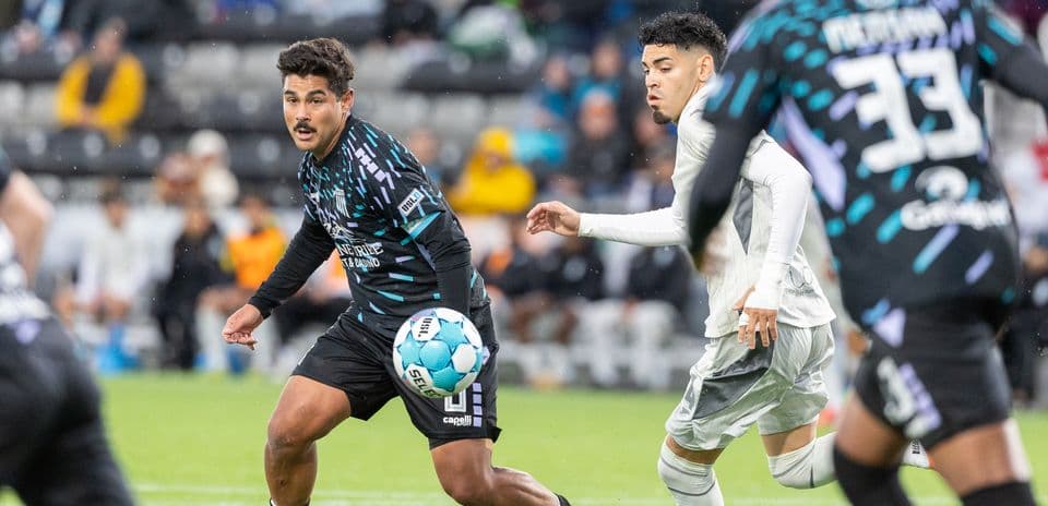 Jugador driblando con el balón en un partido