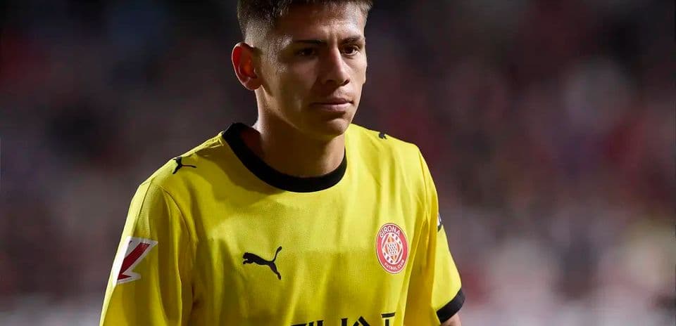 Jugador de Girona CF en uniforme amarillo en el campo