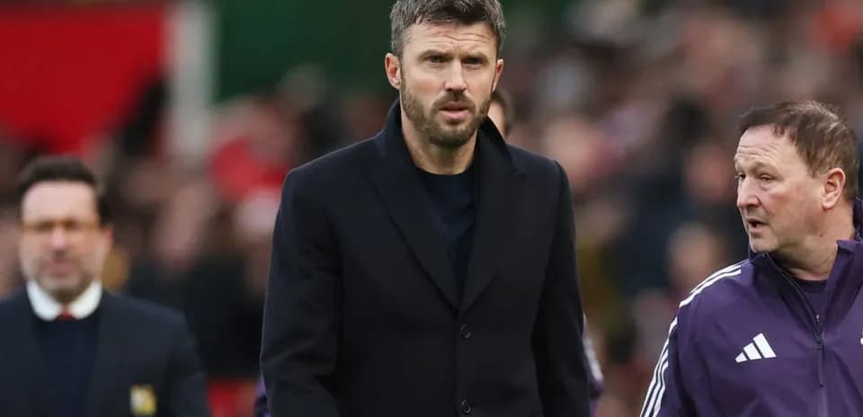 Entrenador caminando en el banquillo durante el partido