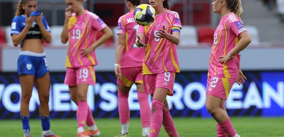 Jugadoras de fútbol en el campo durante partido