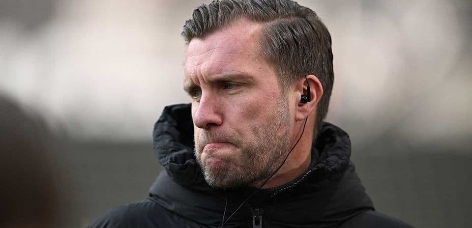 Entrenador con auriculares en un evento deportivo