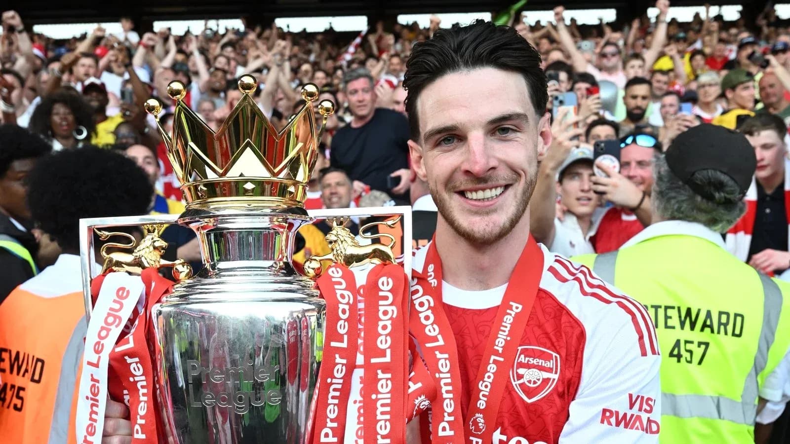 Jugador de Arsenal sosteniendo el trofeo de la Premier League