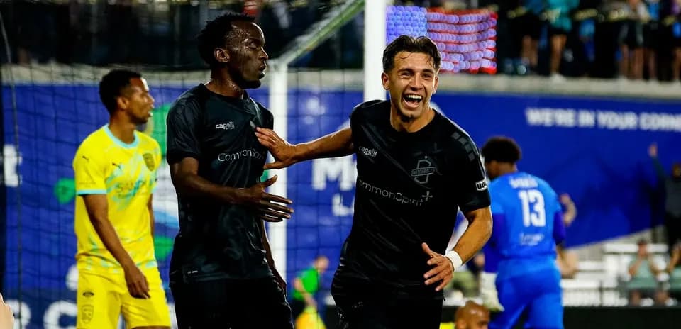 Jugadores celebrando un gol en el partido