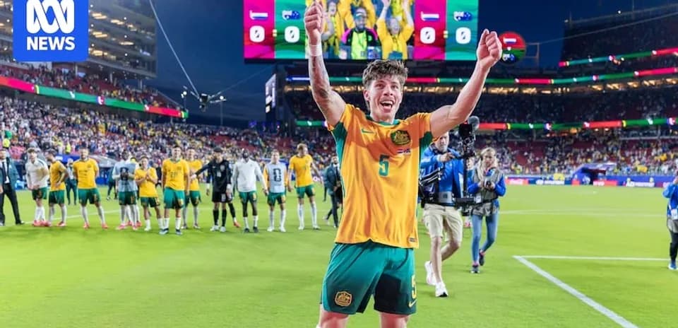 Jugador australiano celebrando con el equipo tras el partido