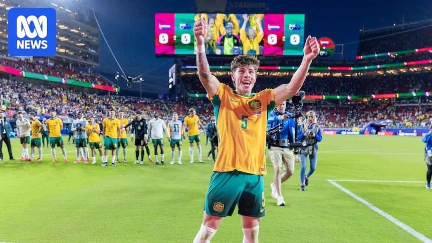 Jugador australiano celebrando con el equipo tras el partido
