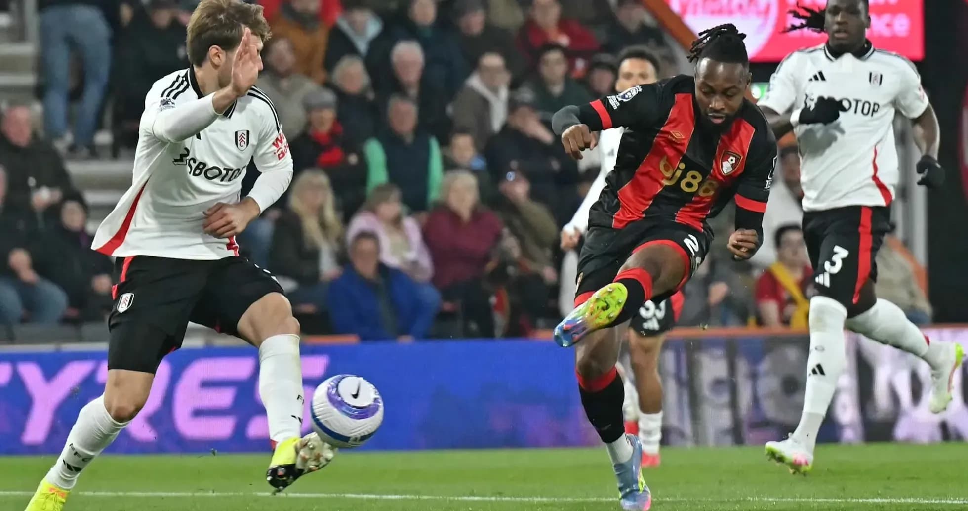 Jugador de Bournemouth disparando a portería