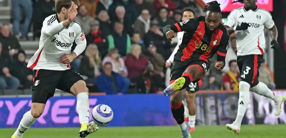 Jugador de Bournemouth disparando a portería