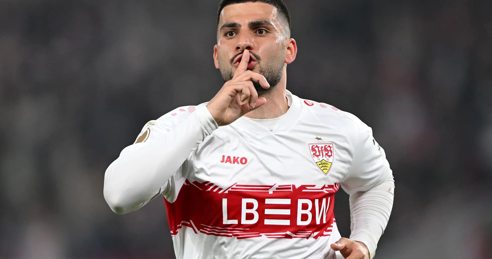 Jugador del Stuttgart haciendo gesto de silencio tras anotar
