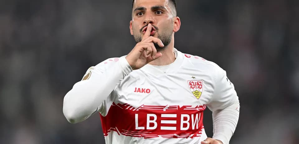 Jugador del Stuttgart haciendo gesto de silencio tras anotar