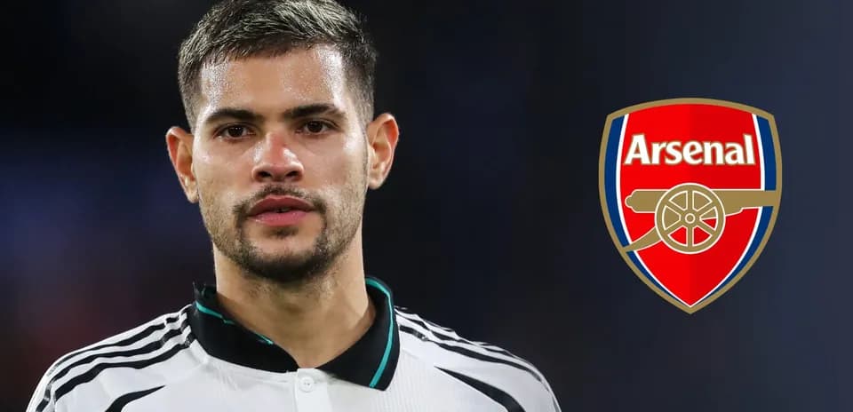 Jugador de fútbol con escudo de Arsenal de fondo