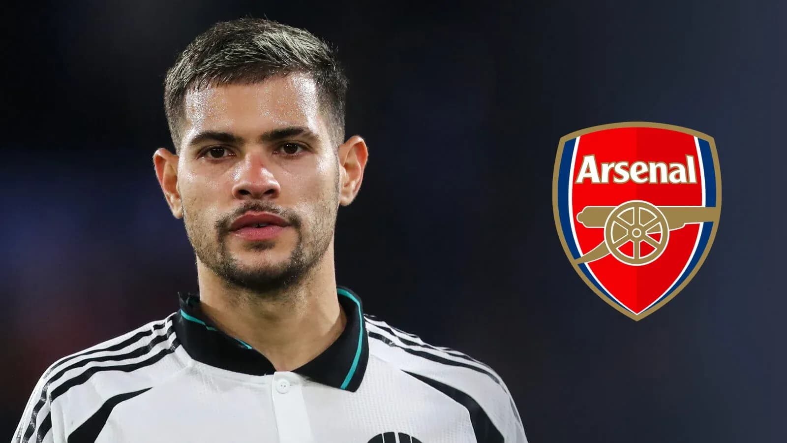 Jugador de fútbol con escudo de Arsenal de fondo