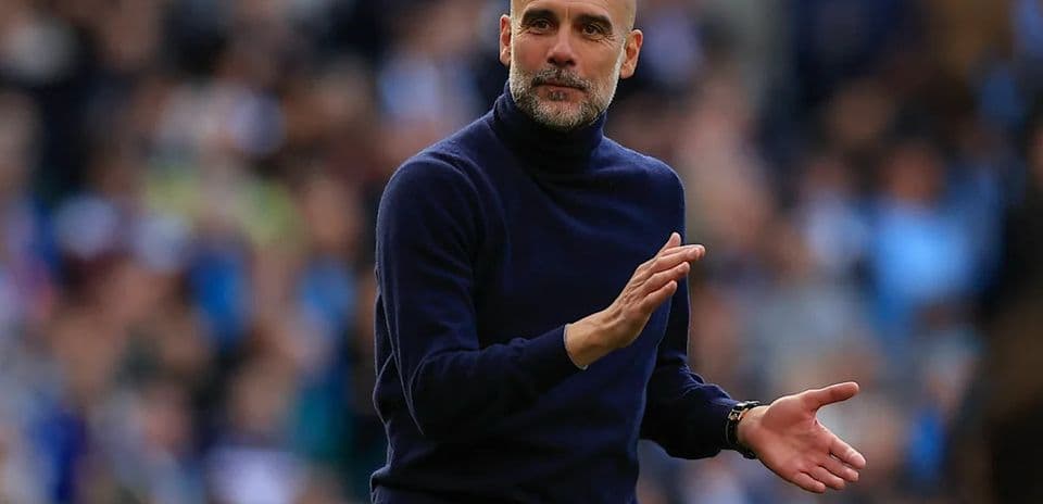 Entrenador dirigiendo a su equipo durante el partido