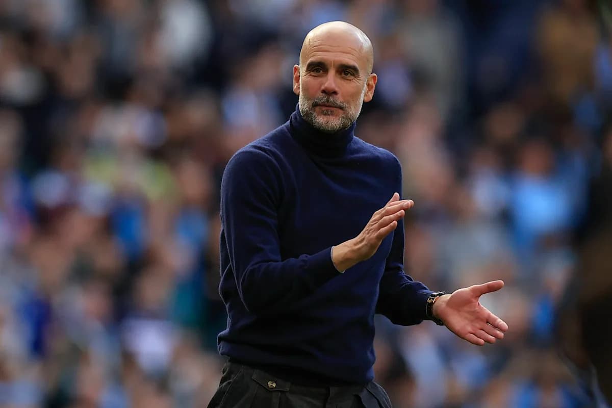 Entrenador dirigiendo a su equipo durante el partido
