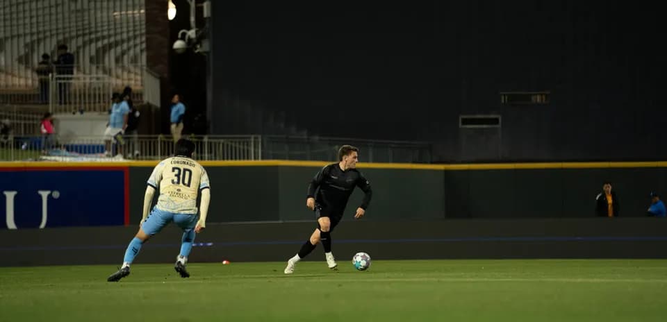 Jugador de Colorado Springs driblando a un oponente