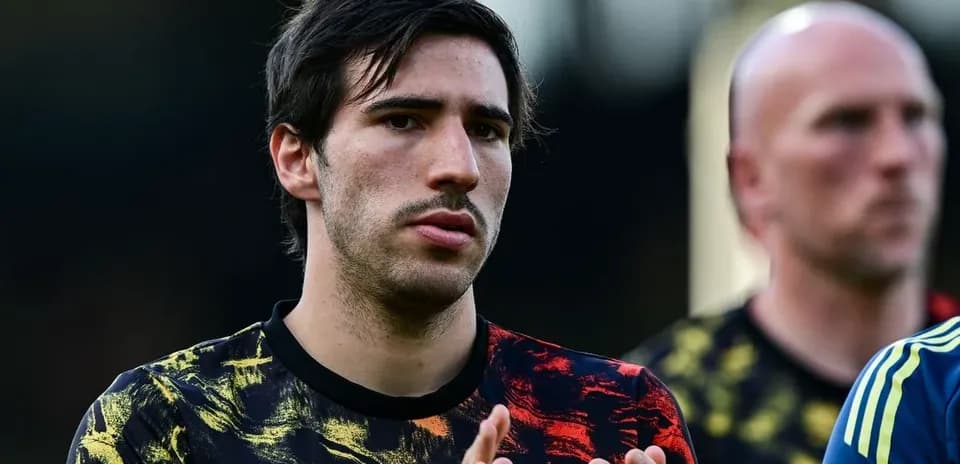 Jugador de fútbol en camiseta de entrenamiento durante sesión