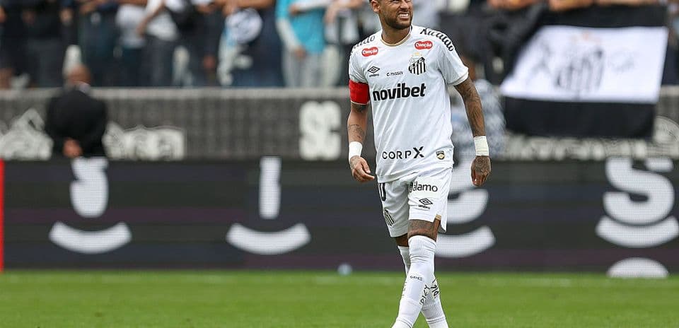Jugador de Santos sonriendo en el campo de juego