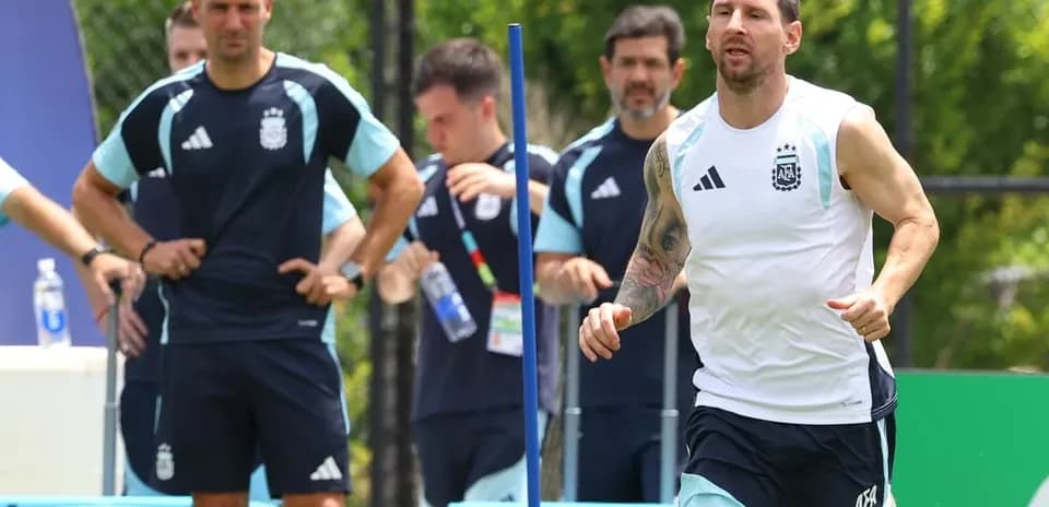 Lionel Messi corriendo durante entrenamiento con Argentina