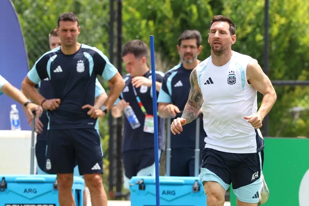 Lionel Messi corriendo durante entrenamiento con Argentina