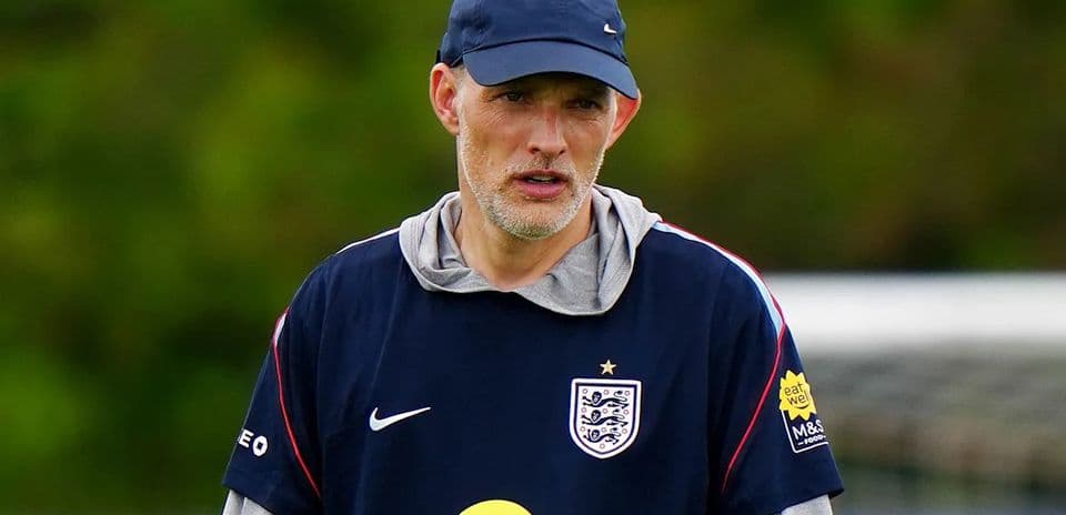 Entrenador durante sesión de entrenamiento de Inglaterra