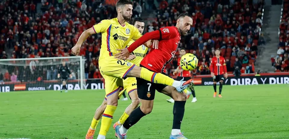 Jugadores compitiendo por el balón en La Liga