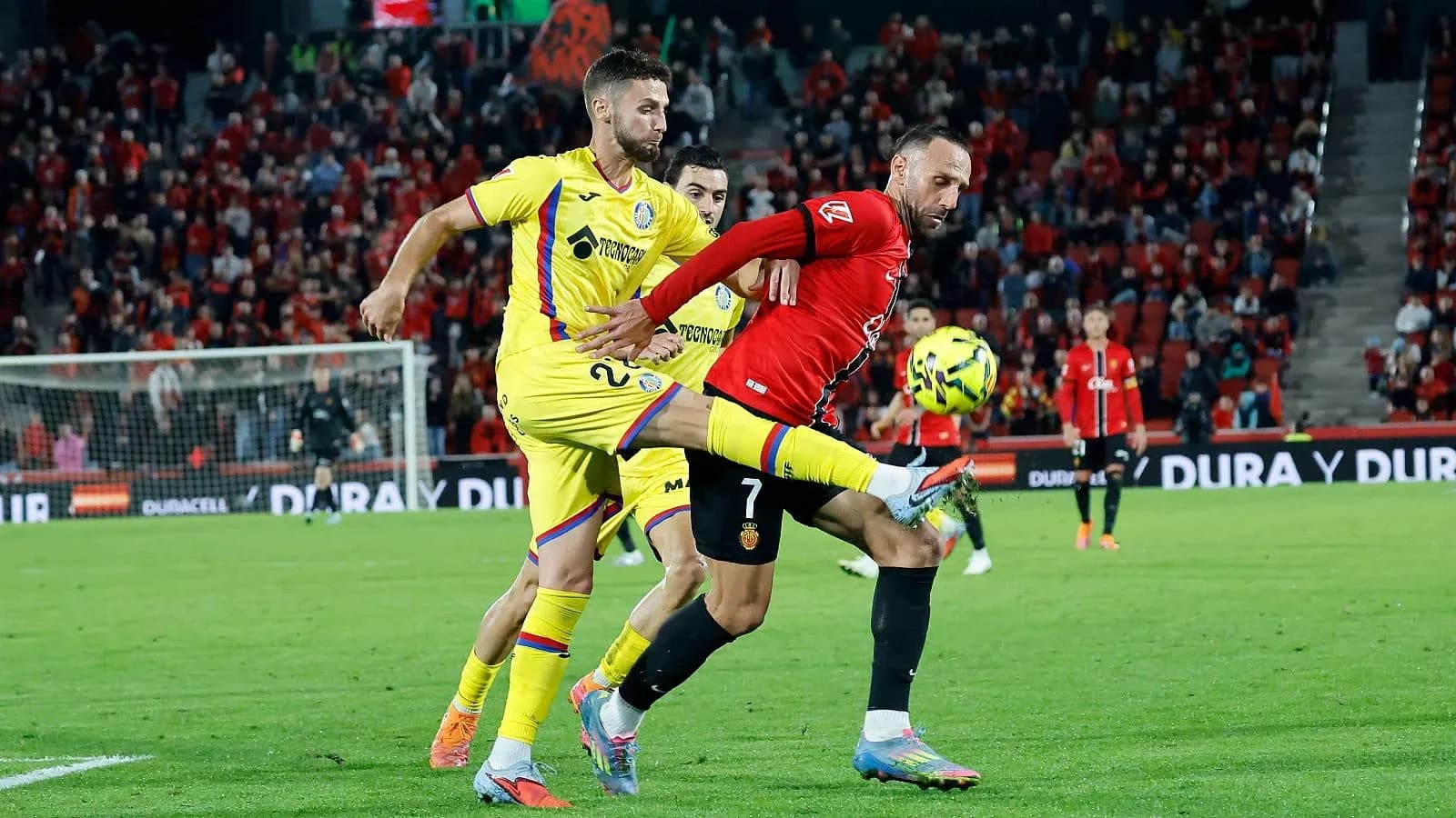 Jugadores compitiendo por el balón en La Liga