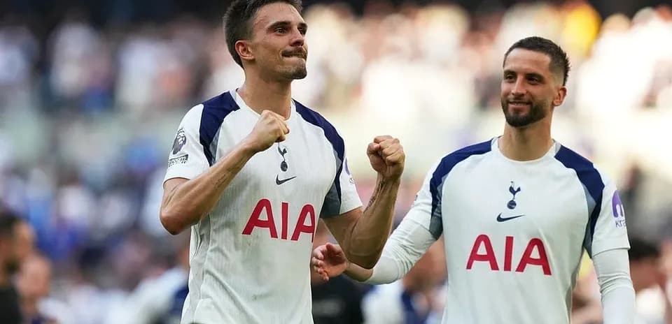 Jugadores de Tottenham celebrando en el campo