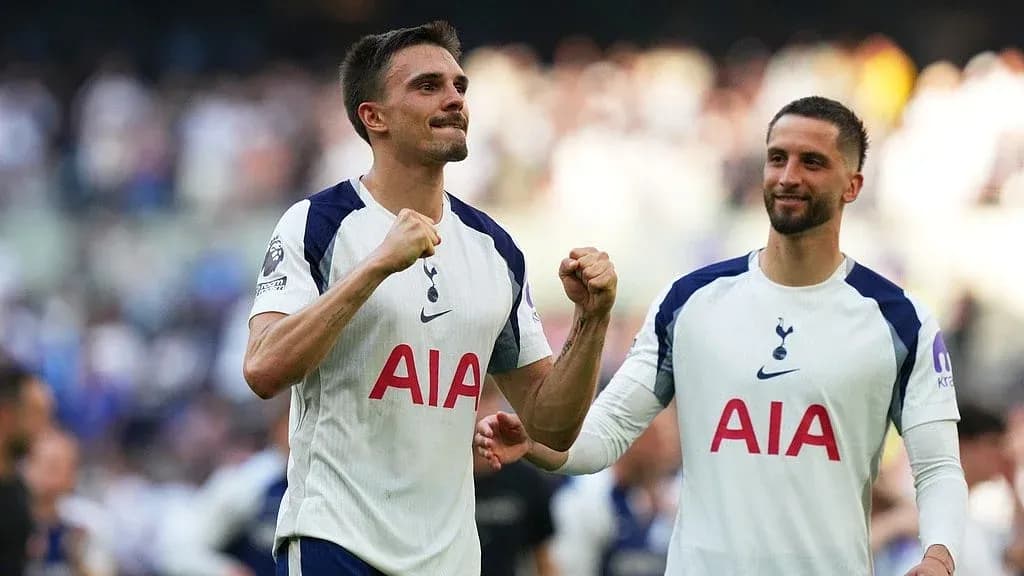 Jugadores de Tottenham celebrando en el campo
