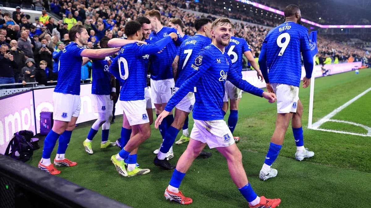 Jugadores de Everton celebrando un gol en el campo