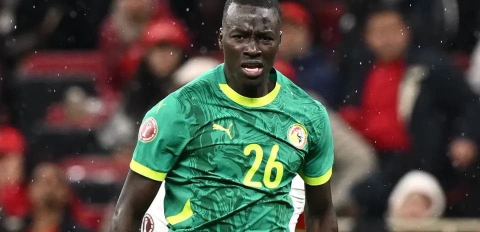 Jugador de Senegal en acción durante el partido