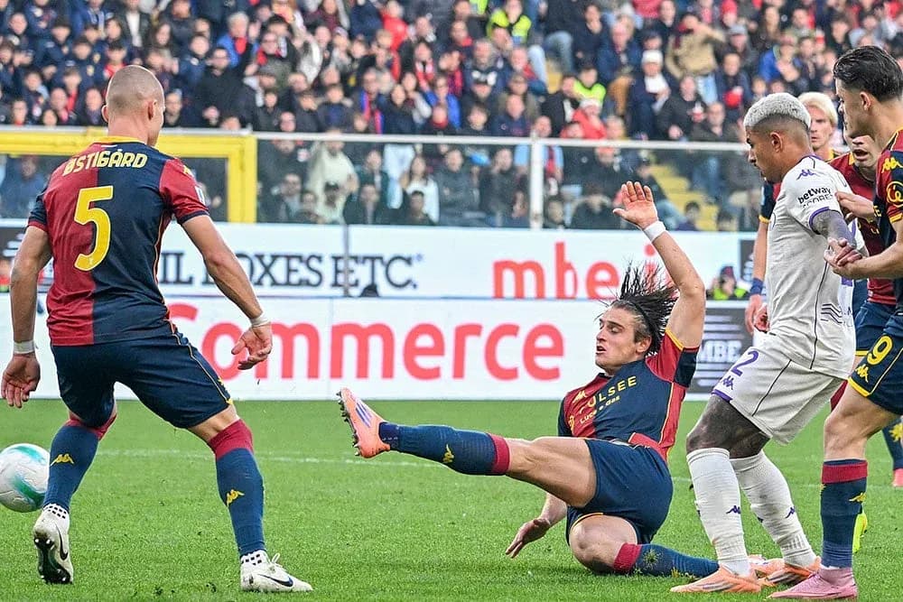 Jugadores en acción durante el partido de fútbol