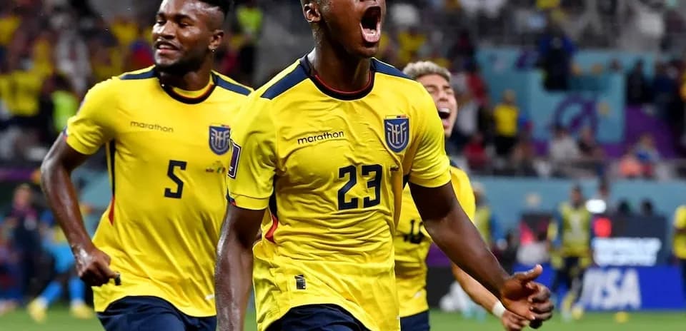 Jugadores de Ecuador celebrando un gol