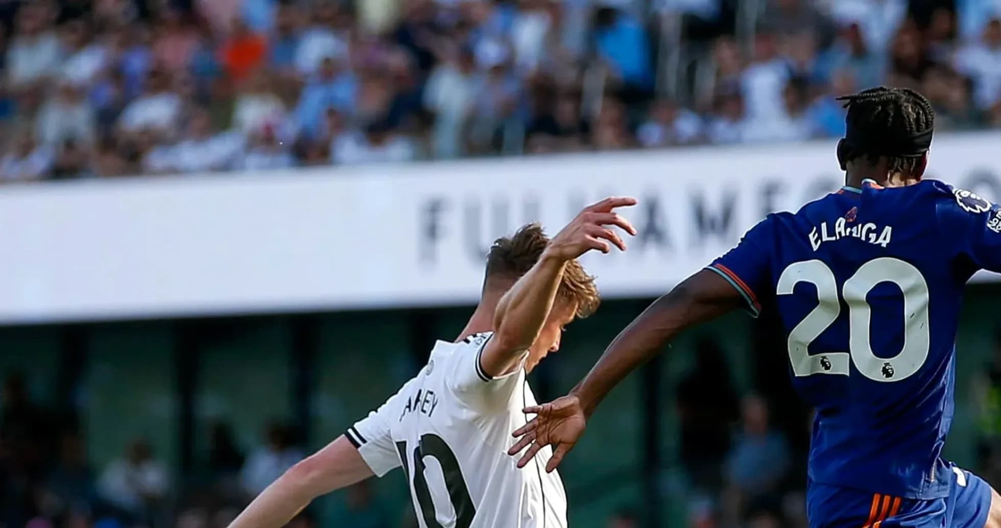 Dos jugadores compitiendo por el balón