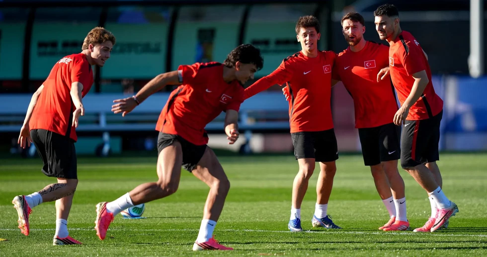 Jugadores de Türkiye entrenando en la cancha