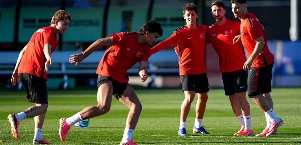 Jugadores de Türkiye entrenando en la cancha