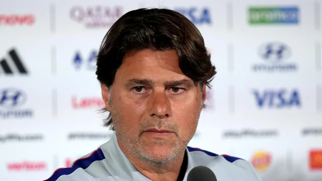 Entrenador en conferencia de prensa